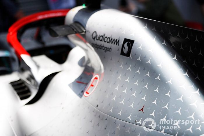 Estrella roja de 3 puntas en la carrocería del Mercedes AMG F1 W10 en honor a Niki Lauda