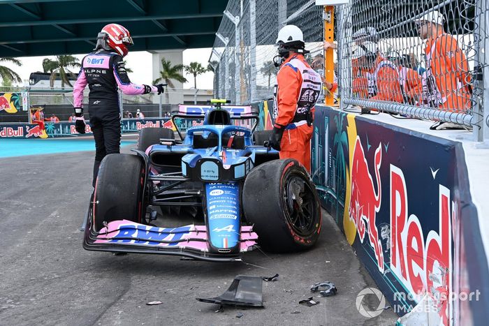 Los oficiales de pista asisten a Esteban Ocon, Alpine A522, tras un accidente