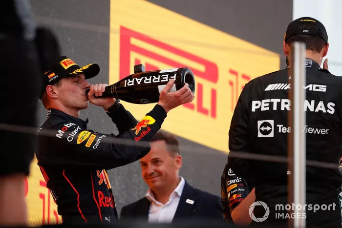 Podio: ganador Max Verstappen, Red Bull tercer lugar George Russell, Mercedes-AMG