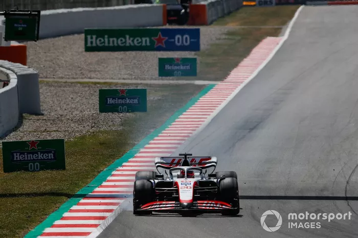 Kevin Magnussen, Haas VF-22, se dirige a boxes con daños tras un contacto en la primera vuelta 