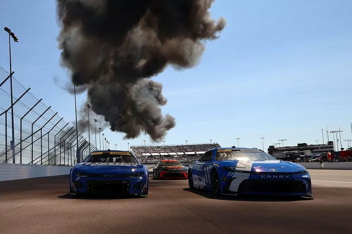 Kyle Larson, Hendrick Motorsports Chevrolet, Denny Hamlin, Joe Gibbs Racing Toyota