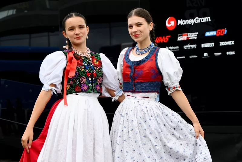 Costume traditionnel dans le paddock avant le Grand Prix de Hongrie de Formule 1.