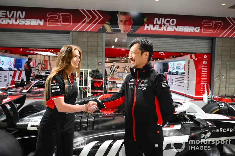 Ayao Komatsu, directeur d'équipe, Haas F1 Team, Courtney Crone, pilote de la HAAS F1 Academy