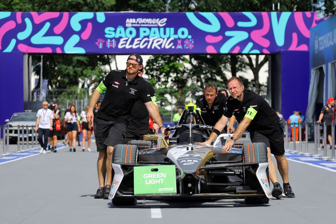 Miembros del equipo Jaguar TCS Racing empujan el Jaguar TCS Racing I-TYPE 7 por el pit lane