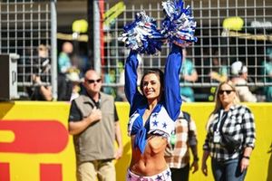 Uma chefe de claque dos Dallas Cowboys na grelha para o desfile dos pilotos 