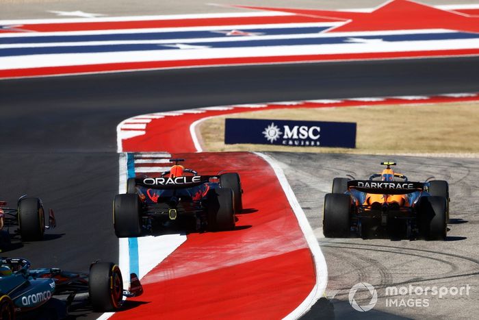 Max Verstappen, Red Bull Racing RB20, mientras Lando Norris, McLaren MCL38, se sale del circuito.