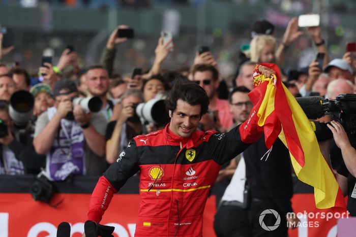Carlos Sainz, Ferrari, 1ª posición, lo celebra en el Parc Ferme
