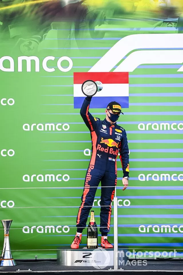 Podio: el segundo lugar Max Verstappen, Red Bull Racing