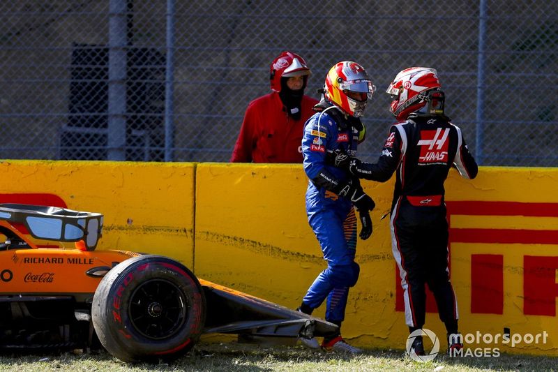 Carlos Sainz Jr., McLaren MCL35 y Kevin Magnussen, Haas VF-20, después de chocar