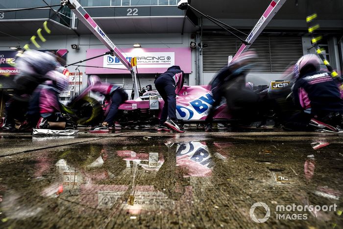 El equipo Racing Point practica pitstops