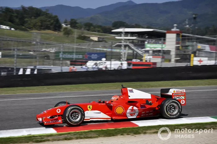 Mick Schumacher conduce el Ferrari F2004 con el que ganó el campeonato Michael Schumacher, en una carrera de demostración para celebrar el Gran Premio número 1000 de Ferrari 
