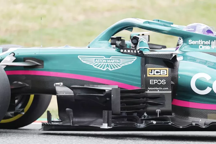Detalle del bargeboard del Aston Martin AMR21
