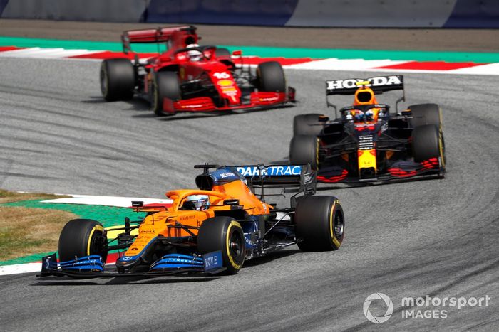 Daniel Ricciardo, McLaren MCL35M, Sergio Pérez, Red Bull Racing RB16B, Charles Leclerc, Ferrari SF21