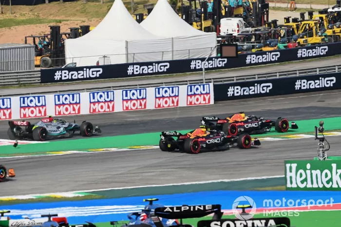 Max Verstappen, Red Bull Racing RB18, choca con Lewis Hamilton, Mercedes W13