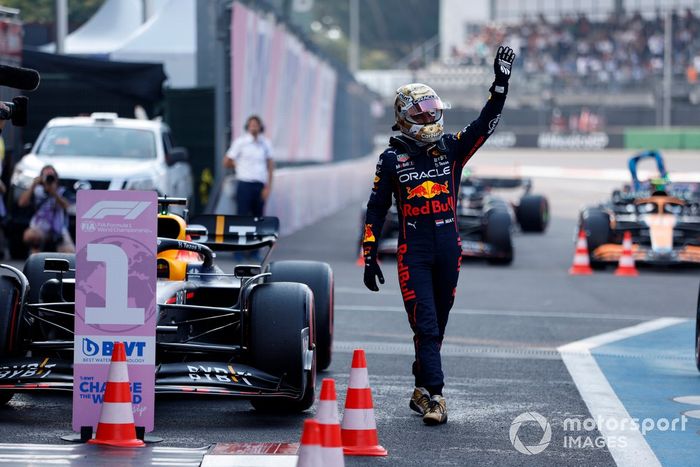 Max Verstappen, de Red Bull Racing, celebra en Parc Ferme tras conseguir la pole