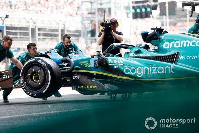 Lance Stroll, Aston Martin AMR22, vuelve al garaje
