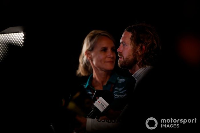Sebastian Vettel, Aston Martin, es entrevistado tras su última carrera en la F1