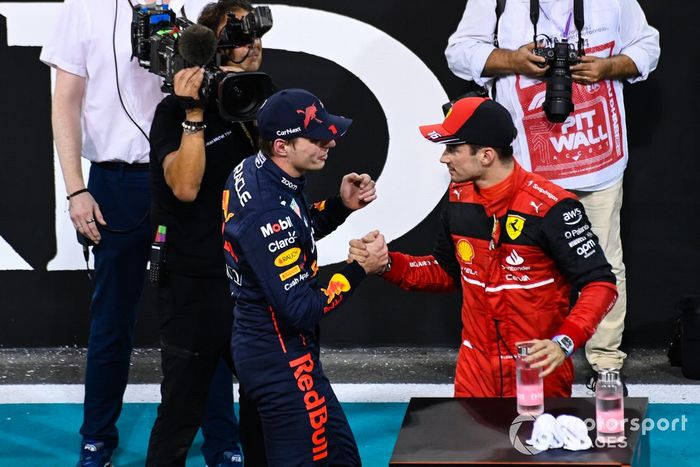 Ganador de la pole, Max Verstappen, de Red Bull Racing, y Charles Leclerc, de Ferrari, se felicitan mutuamente tras la clasificación