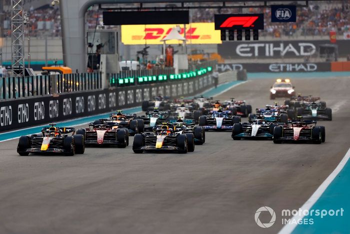 Max Verstappen, Red Bull Racing RB18, Sergio Pérez, Red Bull Racing RB18, Charles Leclerc, Ferrari F1-75, Lewis Hamilton, Mercedes W13, George Russell, Mercedes W13, Carlos Sainz, Ferrari F1-75, el resto en la salida