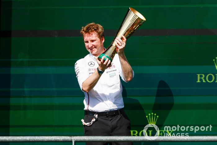 El delegado de Mercedes recoge el trofeo de Constructores en el podio