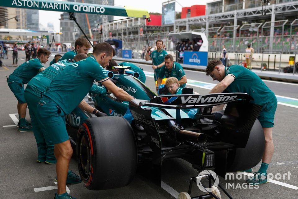 Mecánicos en boxes con Fernando Alonso, Aston Martin AMR24