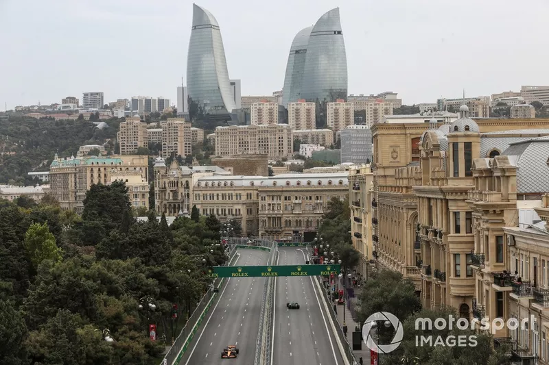 Lando Norris, McLaren MCL38, Valtteri Bottas, Stake F1 Team KICK Sauber C44 