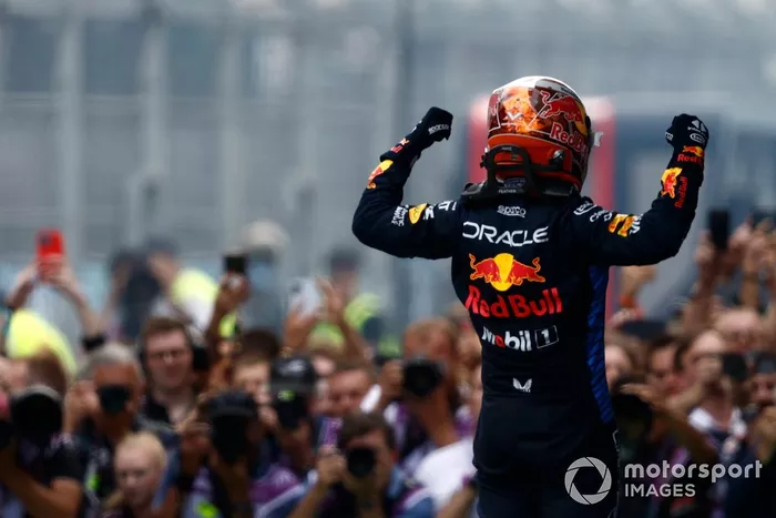 Max Verstappen, Red Bull Racing, 1ª posición, en Parc Ferme