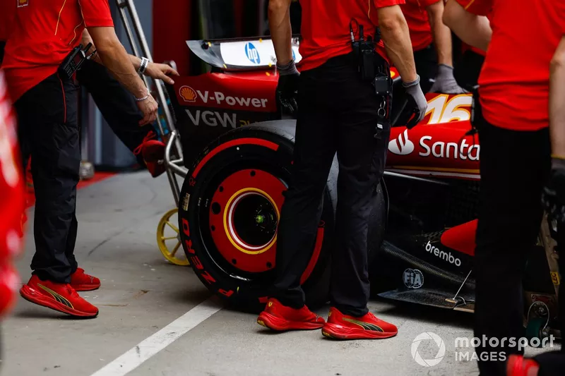 Mécaniciens dans la voie des stands avec Charles Leclerc, Ferrari SF-24