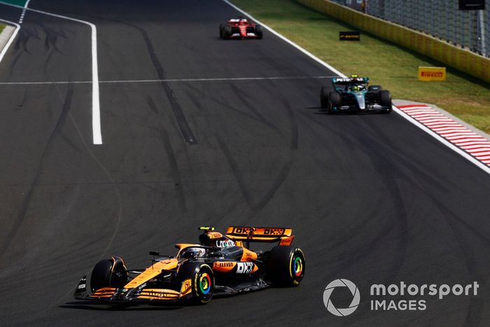 Lando Norris, McLaren MCL38, Lewis Hamilton, Mercedes F1 W15, Charles Leclerc, Ferrari SF-24