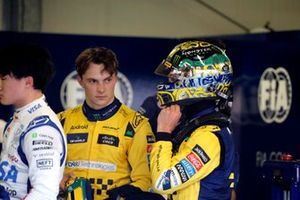 Oscar Piastri, Lando Norris, McLaren F1 Team, en el garaje