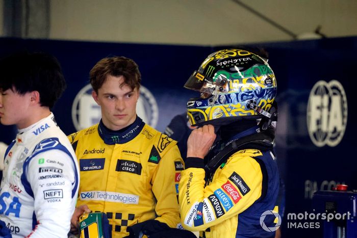 Oscar Piastri, Lando Norris, McLaren F1 Team, en el garaje