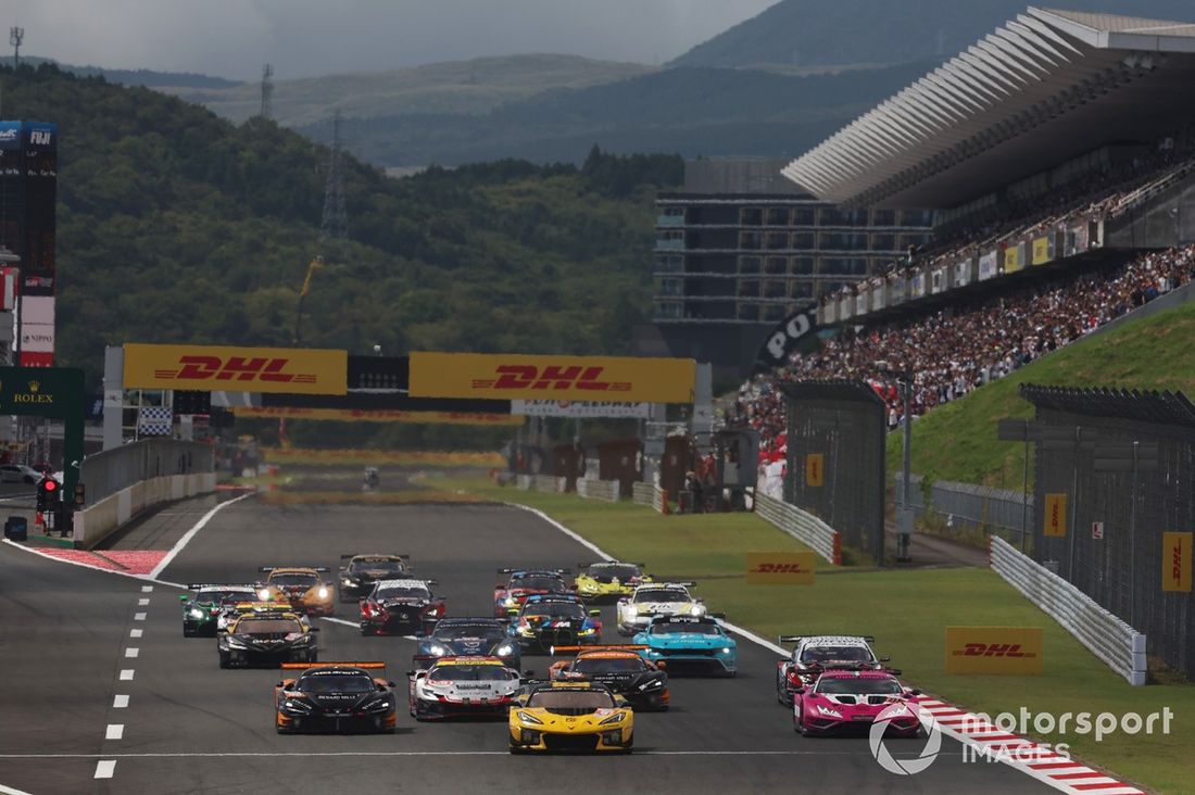Comienza la acción GT: #81 TF Sport Corvette Z06 LMGT3.R: Tom Van Rompuy, Rui Andrade, Charlie Eastwood lidera