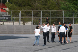 Oficiales y pilotos en la nueva chicana para reemplazar la curva 12