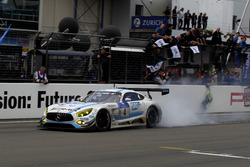 Bandiera a scacchi per #4 AMG-Team Black Falcon, Mercedes-AMG GT3: Bernd Schneider, Maro Engel, Adam