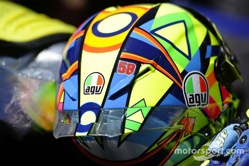 Valentino Rossi, Yamaha Factory Racing, met nummer 58 van Marco Simoncelli op zijn helm