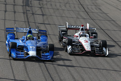 Tony Kanaan, Chip Ganassi Racing, Chevrolet; Helio Castroneves, Team Penske, Chevrolet