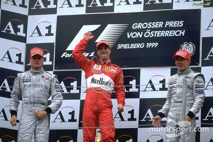 Pódio com Coulthard e Hakkinen em 1999, quando Irvine foi vice-campeão da F1