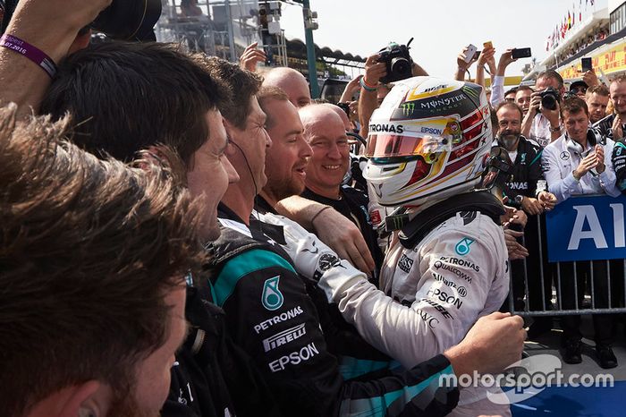 Ganador, Lewis Hamilton, Mercedes AMG F1 en parc ferme