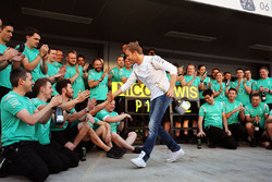 Победитель - Нико Росберг, Mercedes AMG F1 Team празднует с командой