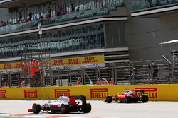 Esteban Gutierrez, Haas F1 Team VF-16 sorpassa Sebastian Vettel, Ferrari SF16-H, che si è fermato su