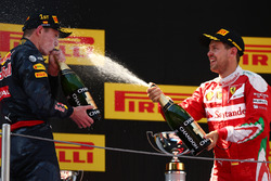 Sieger Max Verstappen, Red Bull Racing und 3. Sebastian Vettel, Scuderia Ferrari SF16-H