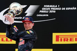 Победитель гонки - Макс Ферстаппен, Red Bull Racing празднует на подиуме