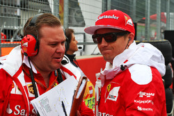 Кімі Райкконен, Ferrari та Дейв Гринвуд, гоночний інженер Ferrari Race Engineer на стартовій решітці