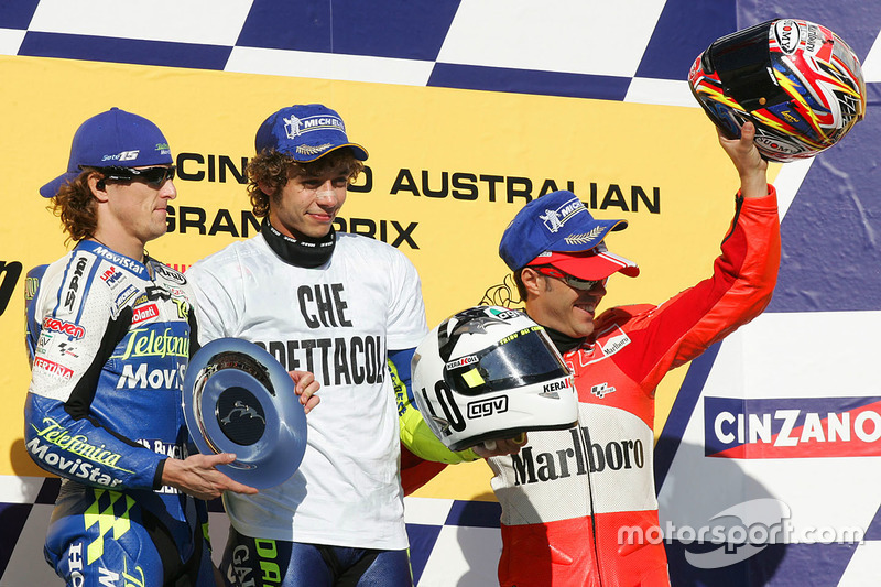 Podium: Sieger Valentino Rossi, 2. Sete Gibernau, 3. Loris Capirossi