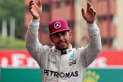 Il vincitore della gara Lewis Hamilton, Mercedes AMG F1 festeggia dopo il podio