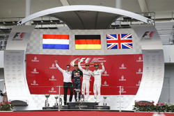 Podium: winnaar Nico Rosberg, Mercedes AMG F1, tweede Max Verstappen, Red Bull Racing, derde Lewis H