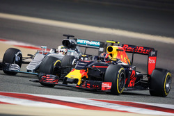 Daniil Kvyat, Red Bull Racing RB12 und Lewis Hamilton, Mercedes AMG F1 W07 Hybrid