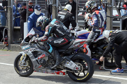 Michael Dunlop passeert Peter Hickman