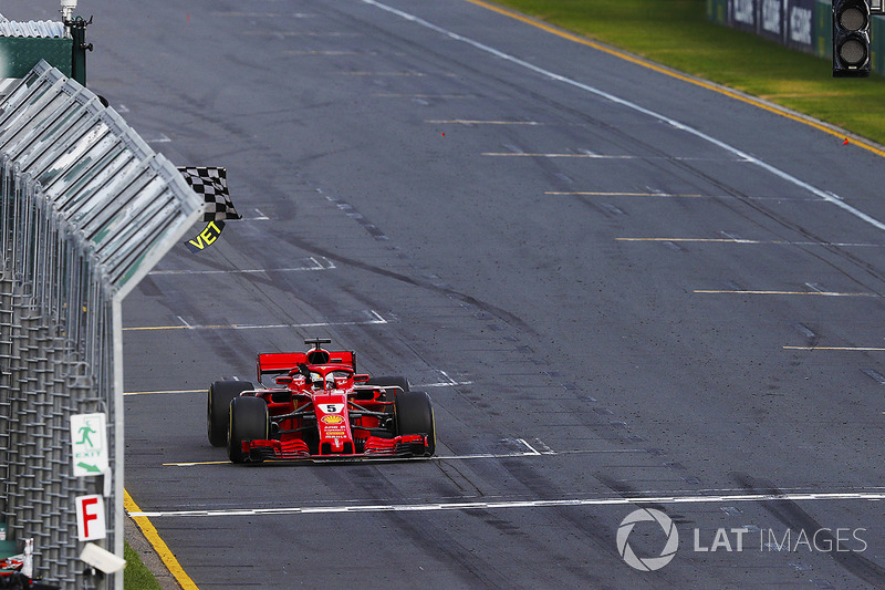 Sebastian Vettel, Ferrari SF71H, passe le drapeau à damier devant Lewis Hamilton, Mercedes AMG F1 W09