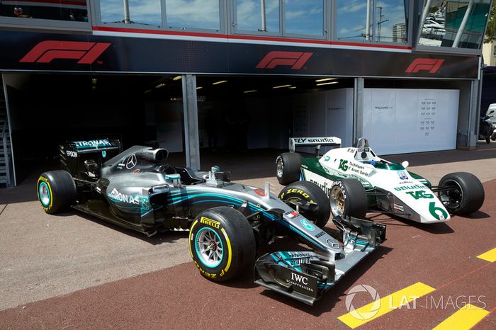 El Mercedes F1 W07 Hybrid del Campeón del Mundo de 2016 Nico Rosberg junto con el Williams FW08 conducido por su padre, el Campeón del Mundo 1982 Keke Rosberg